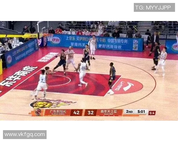 郭昊文三分球绝杀引爆全场激情助力球队逆转胜利的精彩瞬间