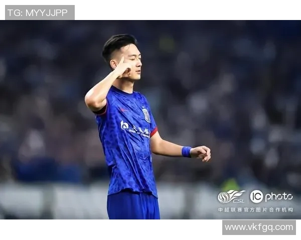 蒋圣龙精彩破门助力上海申花赢得关键比赛展现球队实力与斗志